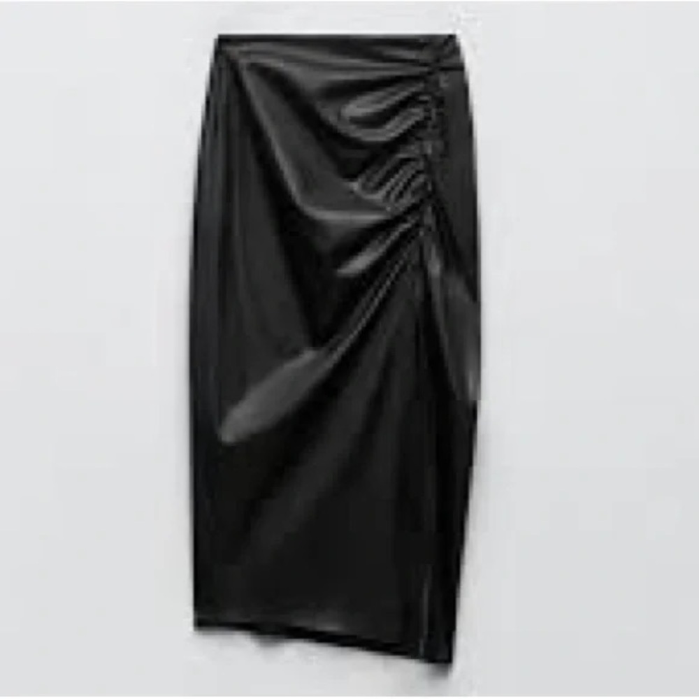 Zara RUCHED FAUX LEATHER skirt with slit Small